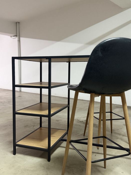 Mesa alta com cadeiras