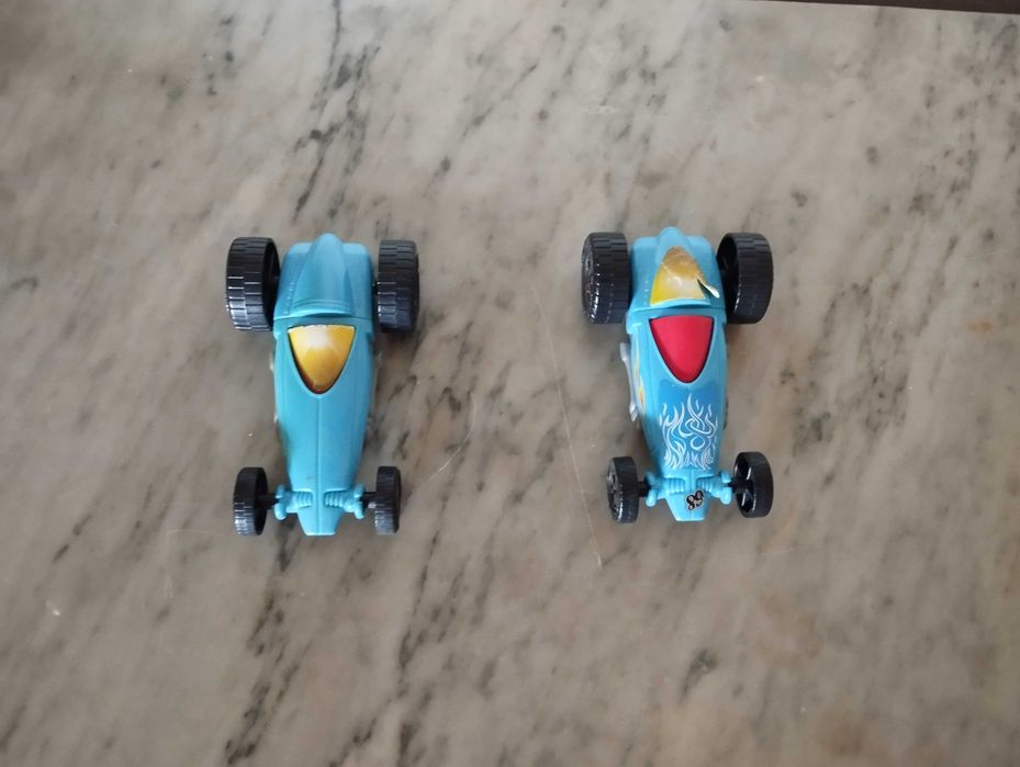 Carros de plástico colecionáveis.
