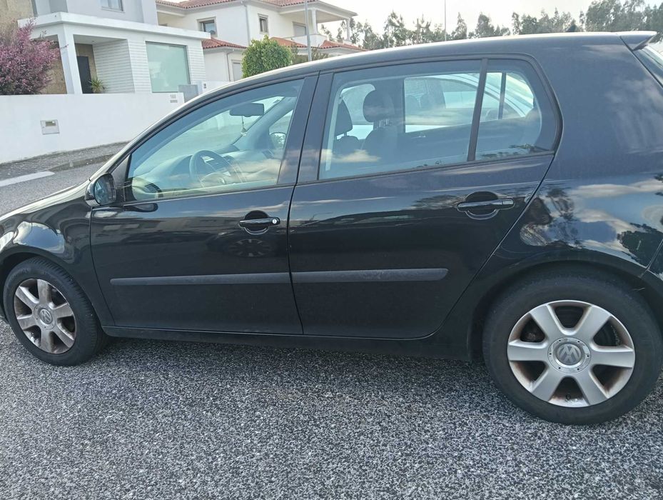 Carro VW Golf usado em bom estado