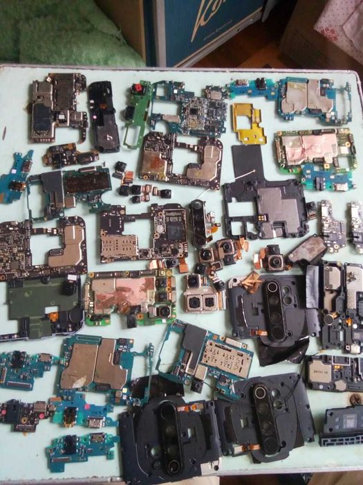 Продам б у планшеты, айфоны  под ремонт, на запчасти