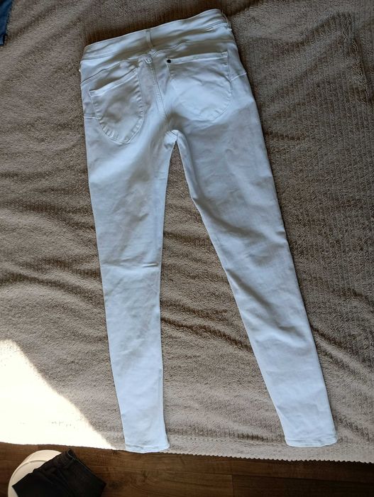 Biale spodnie jeansowe H&M rozm. 27/30