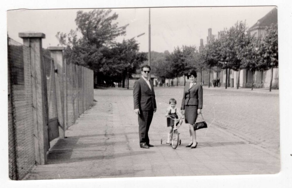 Stare zdjęcie Poznań ulica Garbary rodzina moda rowerek PRL retro vintage 1966 fot0084