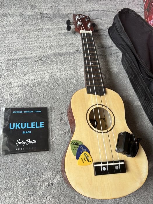 Ukulele w zestawie - struny, sprzęt, pokrowiec