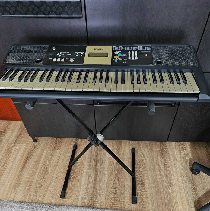 Yamaha YPT-220 com suporte.  Ótimo estado