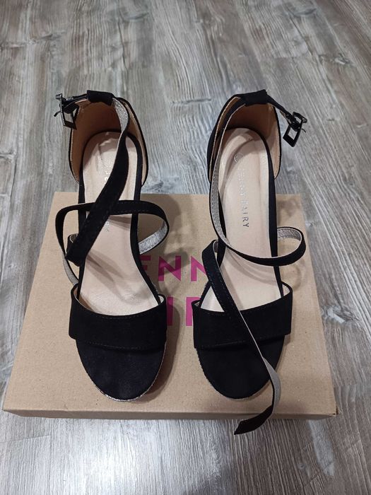 Sandały na koturnie