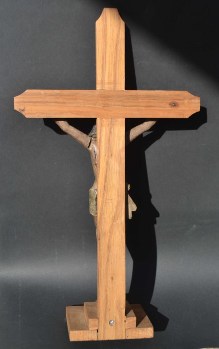 Crucifixo. Cristo em madeira.