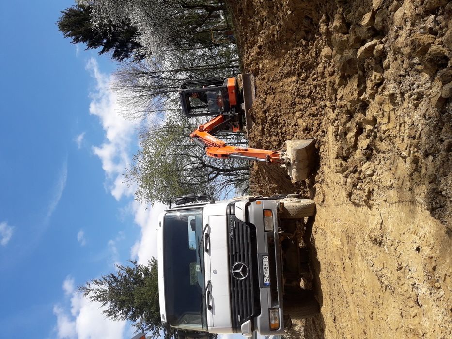 Koparka wywrotka roboty ziemne budowa dróg kruszywo ziemia kliniec