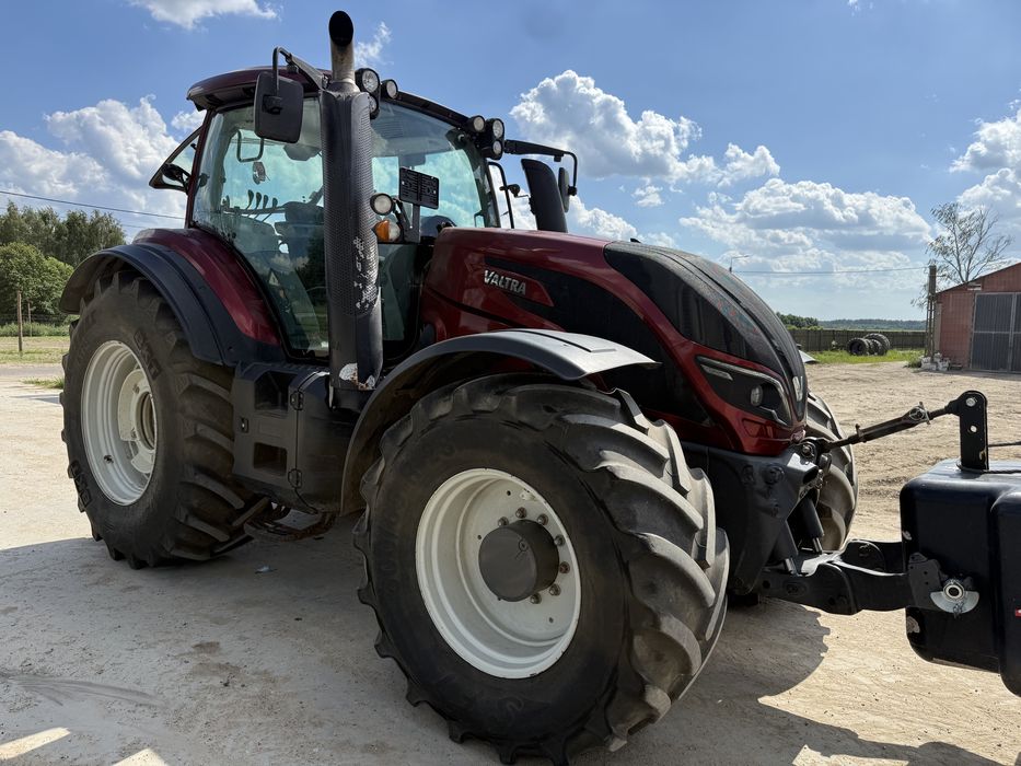 Valtra T214 Versus ciagnik rolniczy