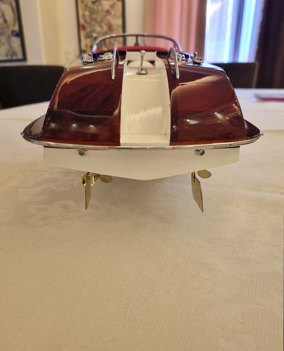 Lancha Clássica em Miniatura: Maquete em Madeira Riva Aquarama