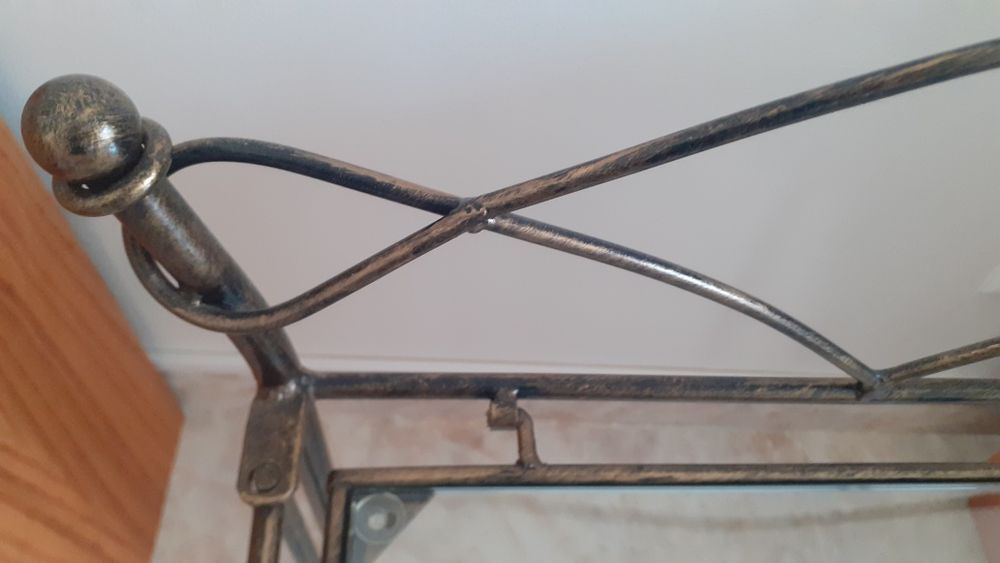 Mesa de cabeceira em ferro forjado e vidro