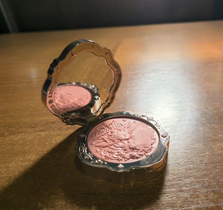 рум'яна flower knows