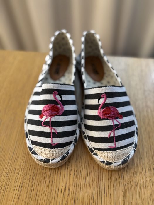Espadryle Hailys w czarno-białe paski z haftowanym flamingiem rozm 36