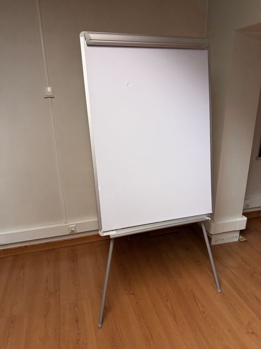 Quadro Branco Flipchart Magnético com Tripé – Excelente Estado