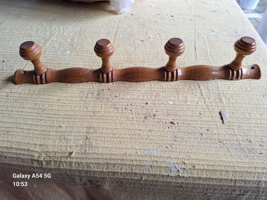 Cabide em ferro e cabide em madeira