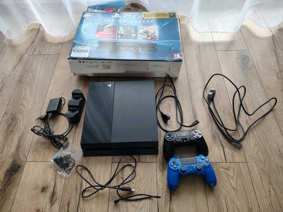 PlayStation 4 FAT, 2 pady, ładowarka, gry