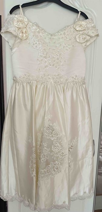 Нарядное платье цвета шампань айвори