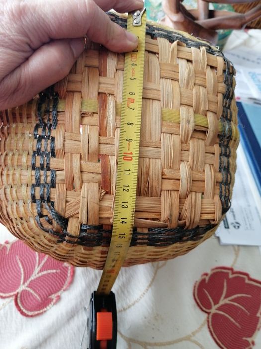 Cesta redonda com tampade vime antiga