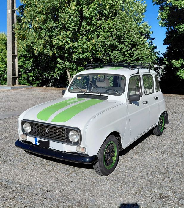 Carrinha Renault 4L restaurada