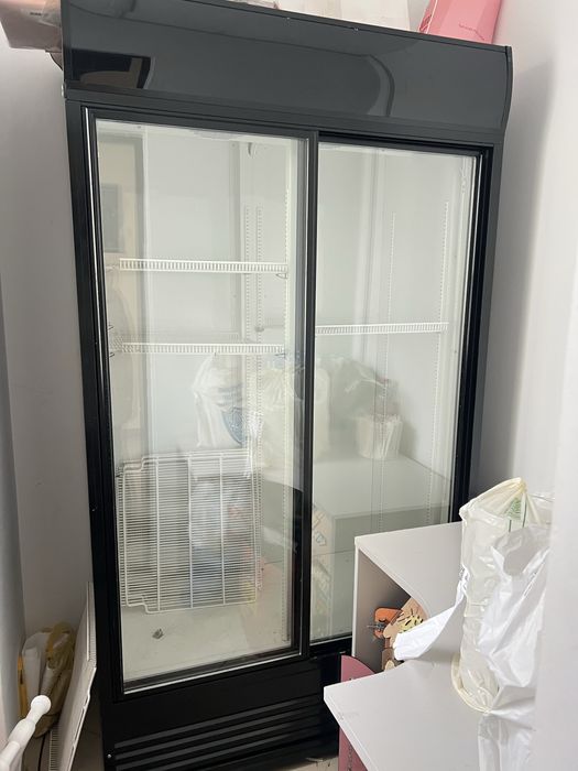 Холодильна шафа для квітів/ напоїв.