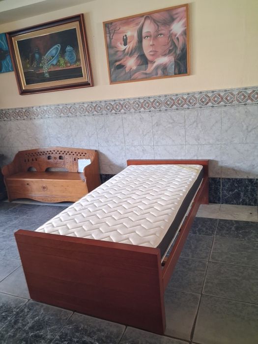 Cama de solteiro cerejeira com estrado e colchão.