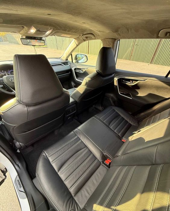 Продам автомобіль Toyota RAV4 2023 року