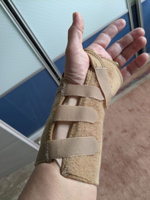 oferta do 2.01   Bandaż usztywniajacy na lewą rękę .terapia.