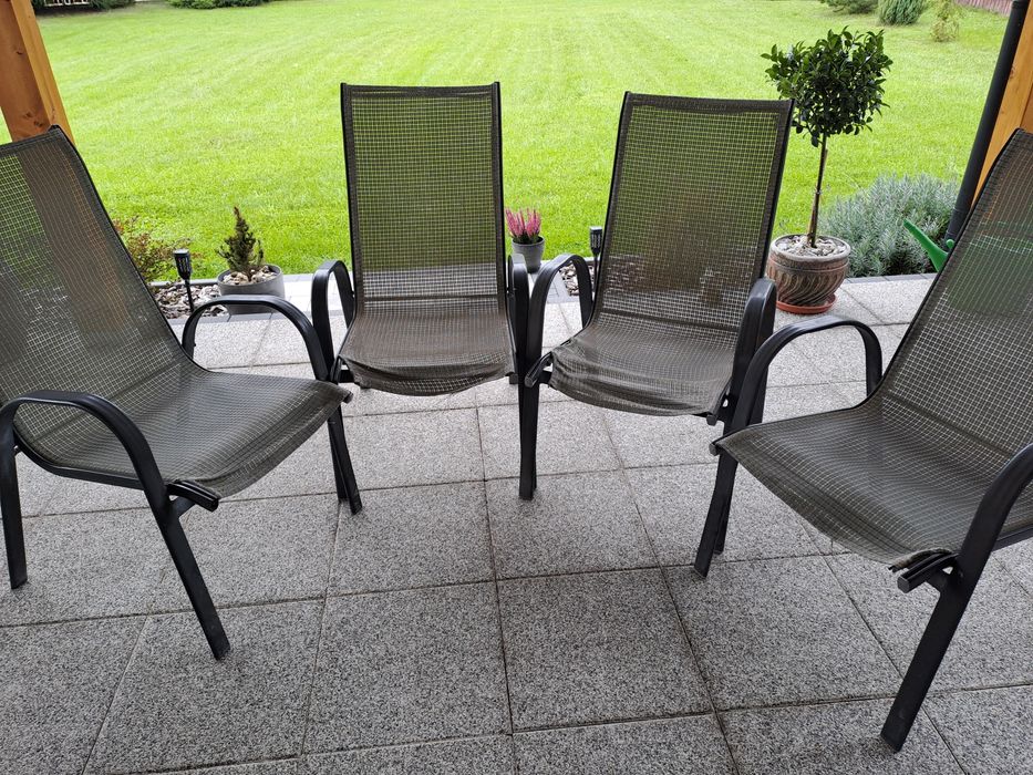 Cztery krzesła metalowe na taras