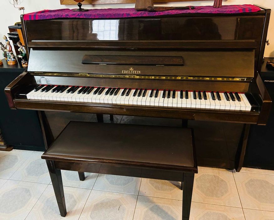 Piano vertical  quase novo