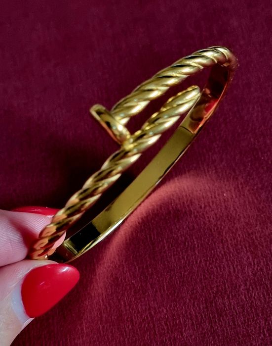 Pulseira/escrava dourada, em aço, do prego. Fácil aperto