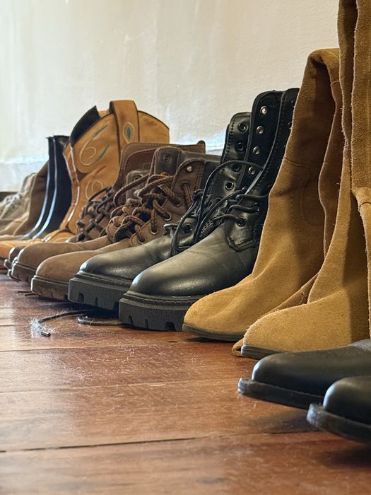 Conjunto sandálias, sapatos e botas 37