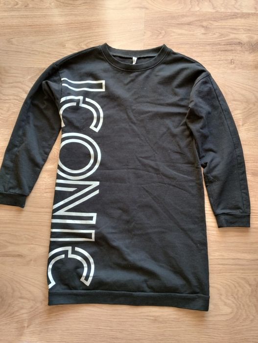 Sukienka czarna z metalicznym napisem  Coccodrillo 146