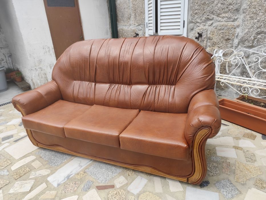 Sofá Clássico em Pele Sintética Castanha - 3 Lugares
