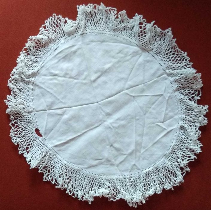 Serwetka serweta okrągła biały środek obrzeża ręcznie haftowane