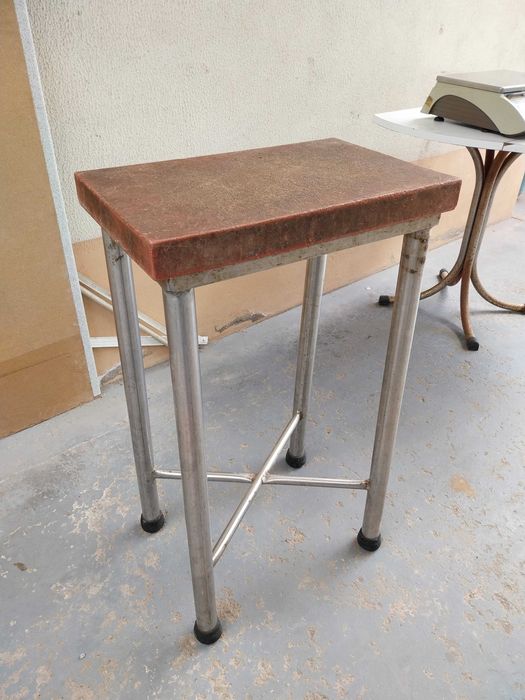 Mesa de talho com tábua de corte