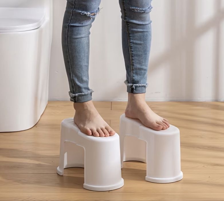 Дві окремі високі підставки для ніг у туалет