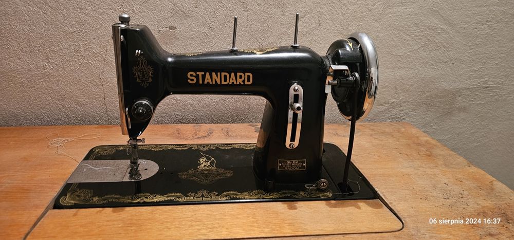 Maszyna do szycia z zabudową, produkcja Zakłady Metalowe Radom