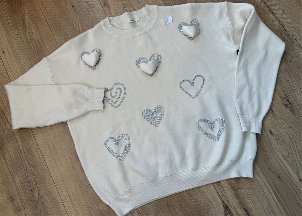 26. Sweter z serduszkami 3D