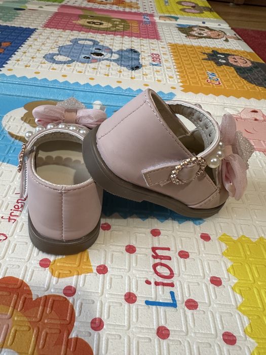 Продам дитячі святкові туфлі