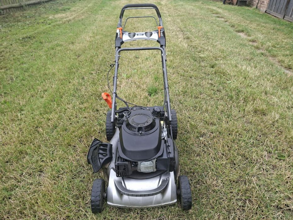 Kosiarka spalinowa Faworyt ze starterem elektrycznym i napędem.