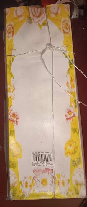 Boneca em porcelana