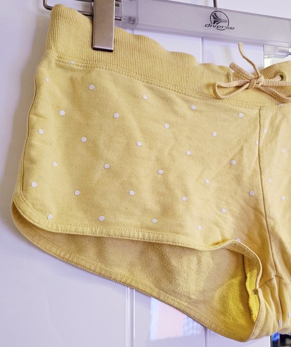 Któtkie żółte krótkie sportowe spodenki, Cropp, rozmiar M/L