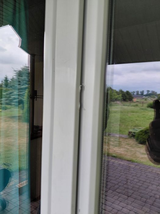 Drzwi balkonowe białe dwuszybowe