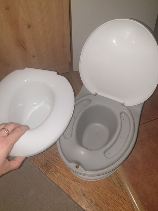Nocnik jak prawdziwa toaleta, odgłos wody, światełko