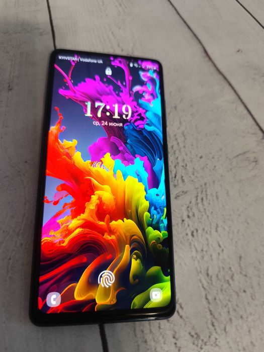 Смартфон Samsung S20 FE 5G (2сім) 6/128GB (ідеальний стан)! Коробката всі комплектуючі.