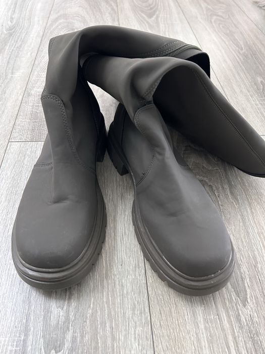 Bota de cano alto com fercho atras. 39