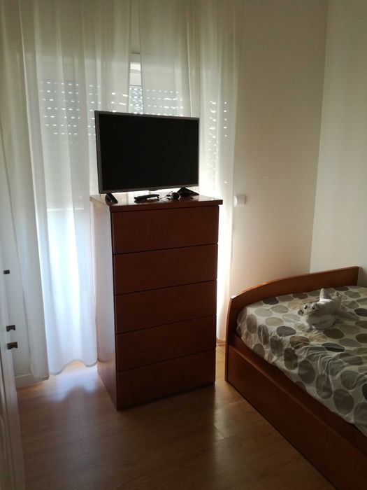 Estúdio solteiro como novo, 100% madeira