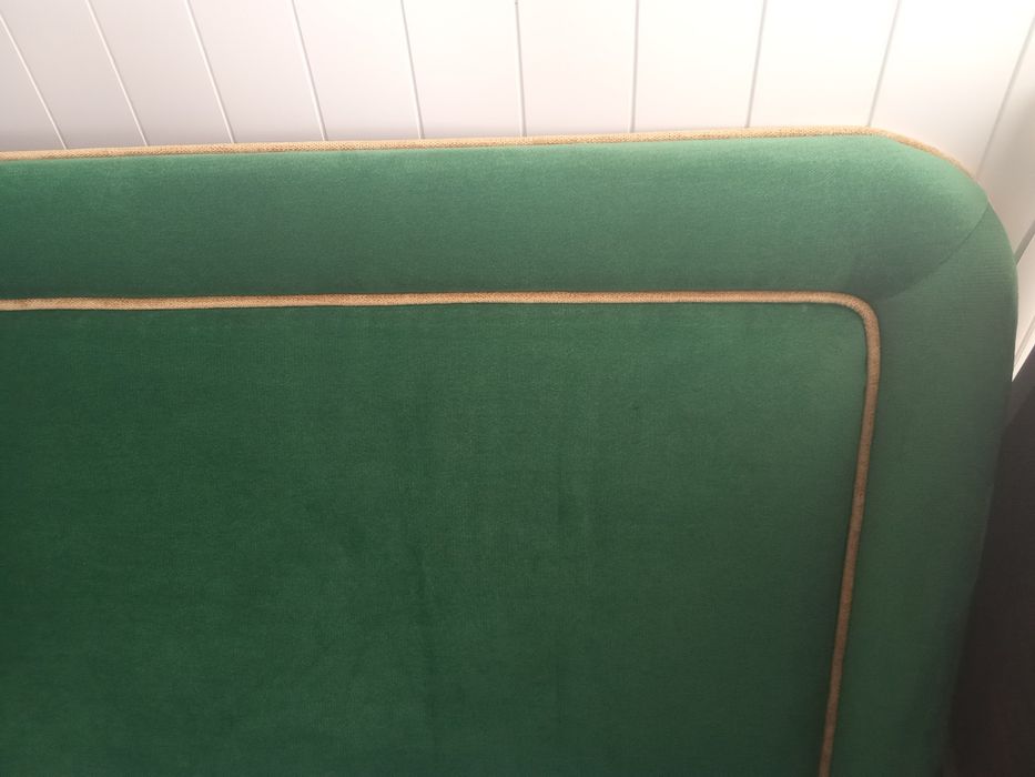 Cabeceira de cama em veludo verde