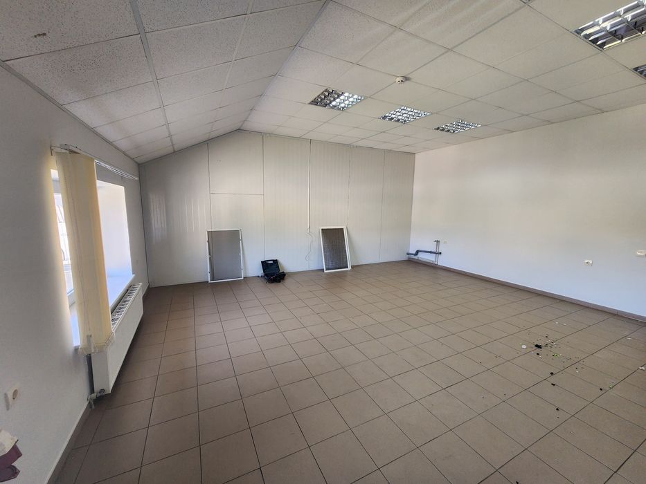 Здам приміщення з закритою територією