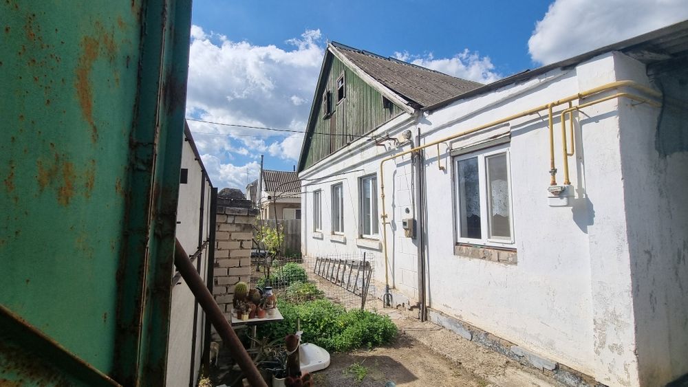 Оренда будинка на Шуменському . Авто у дворі .