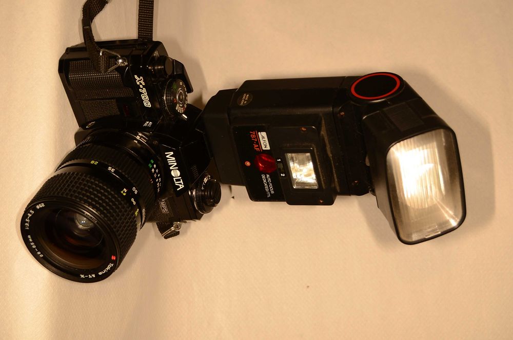 Minolta X700 + Tokina ATX 28-85 + Flash - Leia